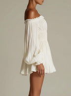 Candela · Minivestido blanco con hombros al aire y cintura fruncida