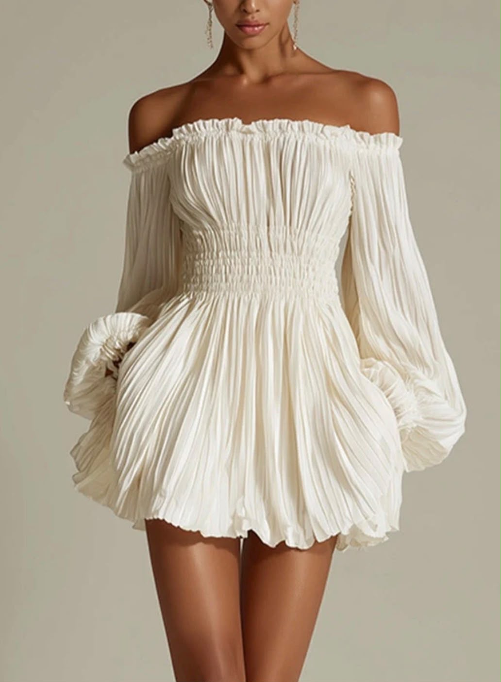 Candela · Minivestido blanco con hombros al aire y cintura fruncida