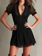 Lidia · Minivestido negro con escote en V y bordes calados