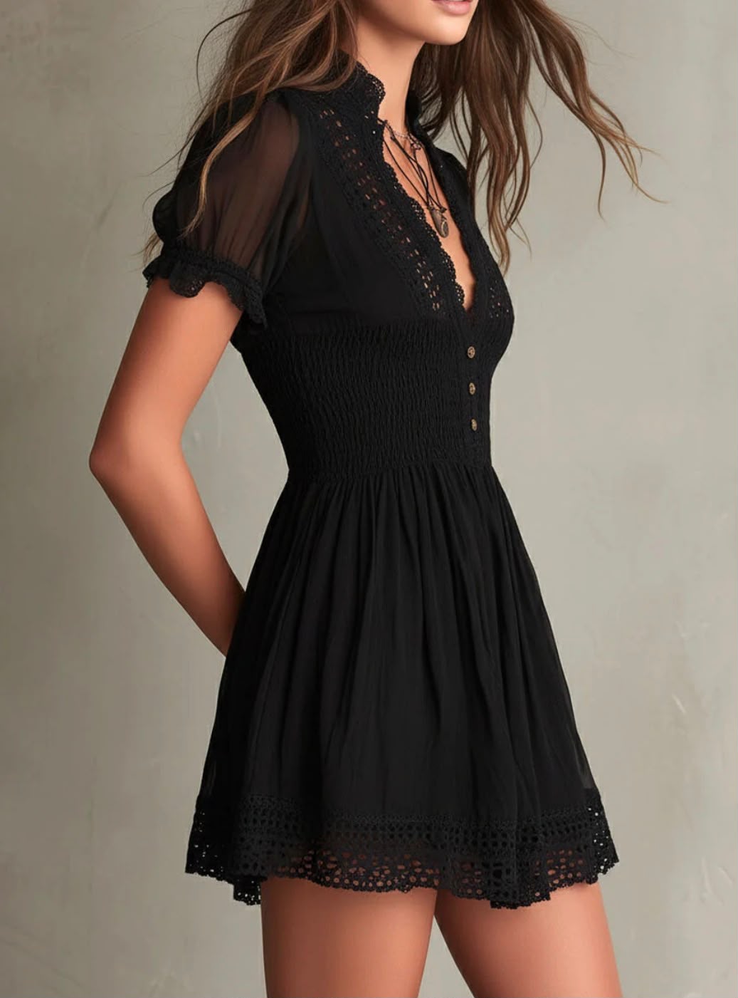Lidia · Minivestido negro con escote en V y bordes calados