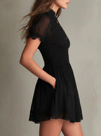 Lidia · Minivestido negro con escote en V y bordes calados